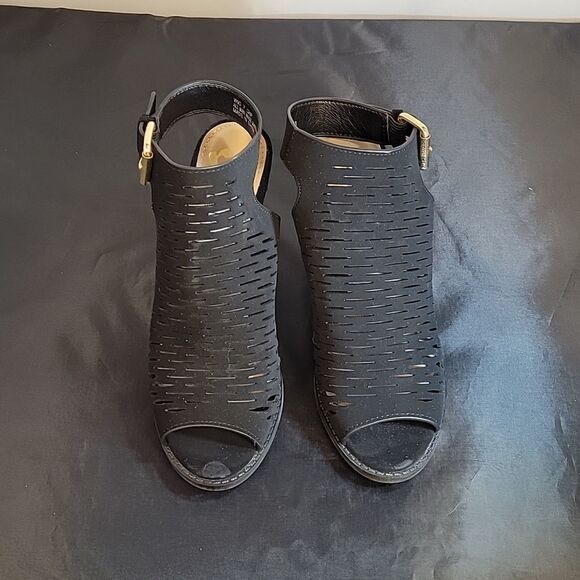 REPORT CUTOUT DESIGN DETAILS PEEP TOE ANKLE STRAP GOLD BUCKLE SANDAL - Picture 3 of 14